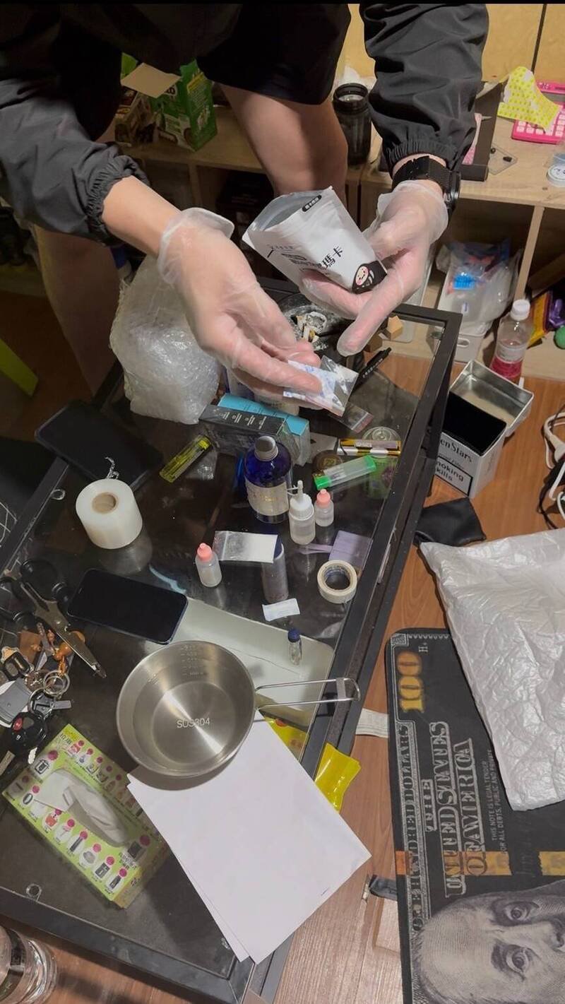 检警搜索桃园市中坜区徐姓、陈姓情侣档住处起获丧尸烟弹原料与制毒工具等物。（记者余瑞仁翻摄）