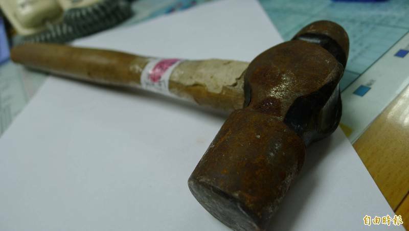 张姓男子与女友吵架后，张男竟拿铁锤猛女友珍藏的公仔。示意图（资料照）