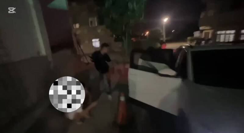 新竹市警方破获横行中部县市娃娃机与自助洗衣店兑币机的窃盗集团，林姓主嫌会伙同其他人蒙面戴手套再持油压剪破坏兑币机，已知涉及近40件窃案，得手金额近百万元。（记者洪美秀翻摄）