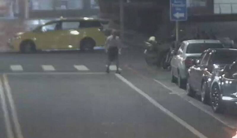 杨姓老翁步出苏澳火车站画面，晚上约6点半。（民众提供）