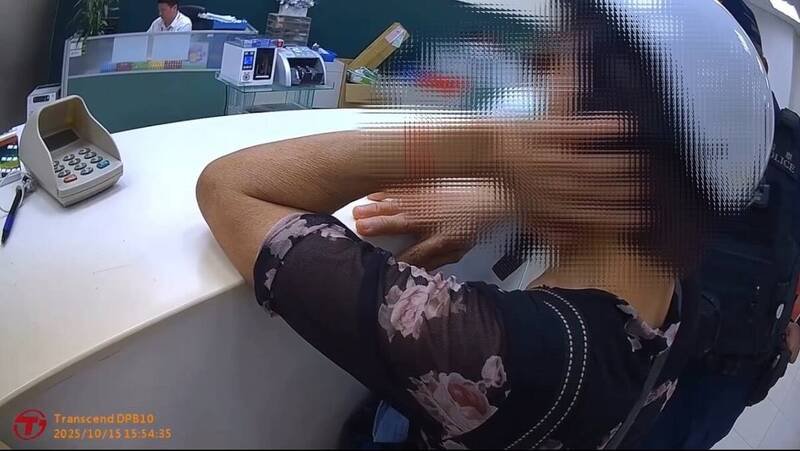 遭诈骗妇人不听警劝，竟摀住耳朵不听。（麻豆分局提供）