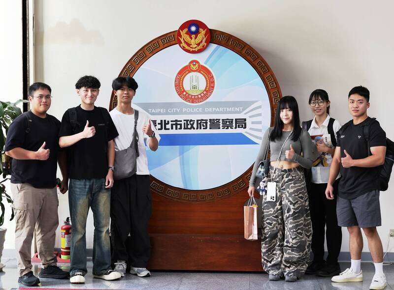 不少警察单位纷纷在社群上张贴贴文，秀出这些警界新鲜人报到、选填单位的过程。（取自「NPA 署长室」）