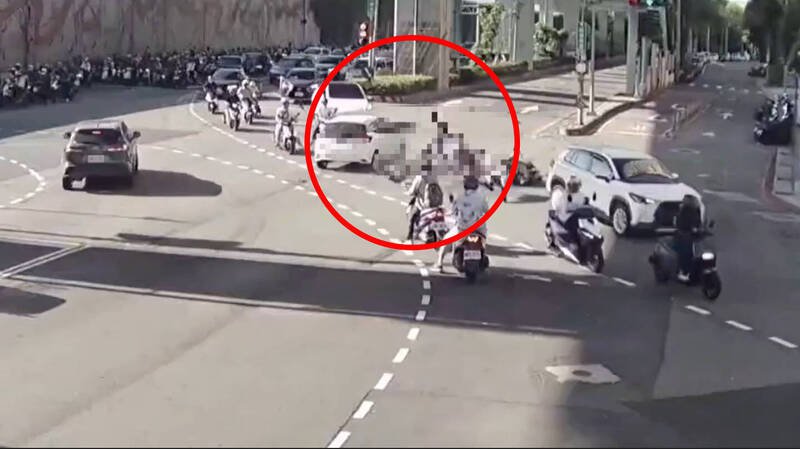 监视器拍下撞击瞬间。(记者徐圣伦翻摄) 监视器拍下撞击瞬间。(记者徐圣伦翻摄)