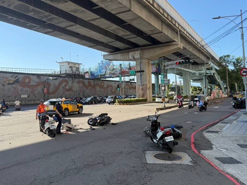 机车被闯红灯的蔡女开车撞得支离破碎。(记者徐圣伦翻摄) 机车被闯红灯的蔡女开车撞得支离破碎。(记者徐圣伦翻摄)