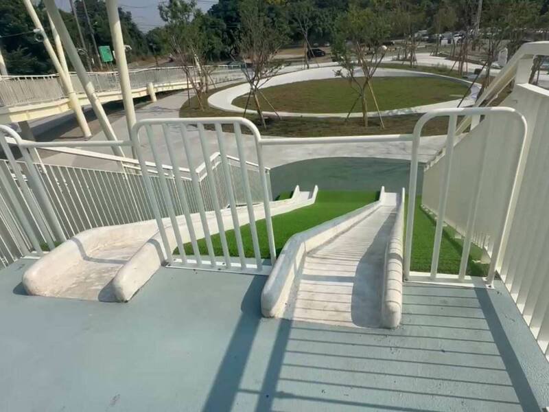 有民众认为天空游戏场溜滑梯设计过陡，溜下时有受伤风险。（民众提供）