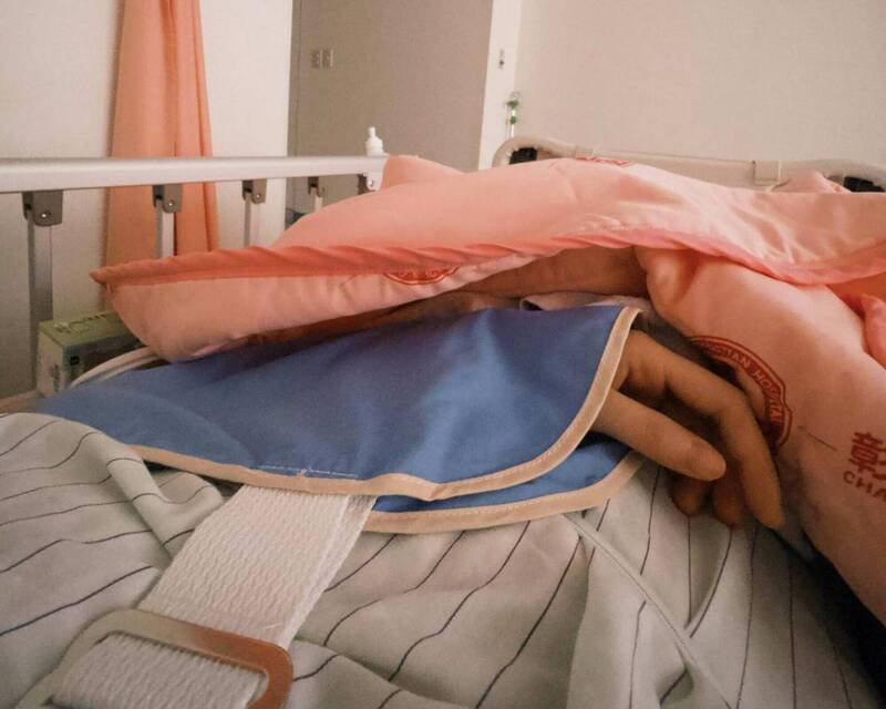 女子称玩溜滑梯摔倒左手骨折开刀，医药费惨喷6万元。（民众提供）