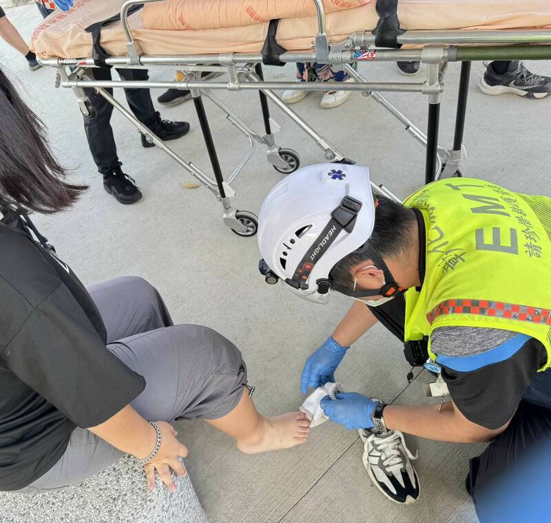 14岁女生玩溜滑梯脚骨折，消防救护员送医开刀。（消防局提供）