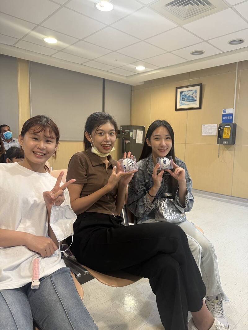 啦啦队女神「柠檬」也送2颗签名球给林男。（林男女儿提供）