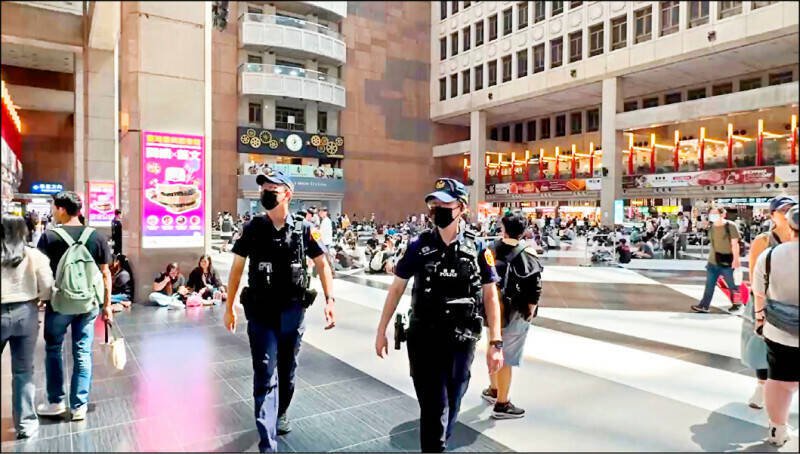 北车大厅性侵案发生后，警方加强巡逻。（资料照）