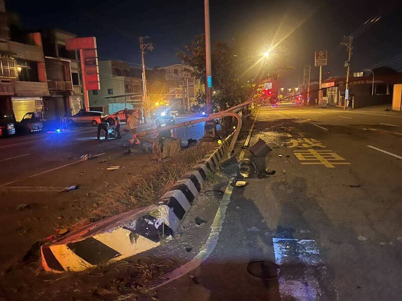 休旅车冲撞中央分隔岛，将红绿灯撞断。（记者彭健礼翻摄）