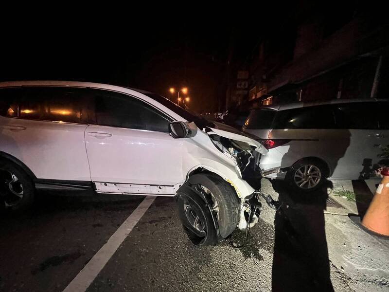 休旅车还撞击路边民宅前停放车辆。（记者彭健礼翻摄）