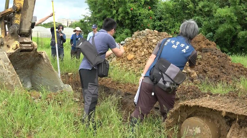 徐姓主嫌为首的弃土集团，涉嫌在桃园市龙潭、桃园及大园区等3处山坡地及农业用地，大量倾倒回填营建废弃物及废土。（记者郑景议翻摄）