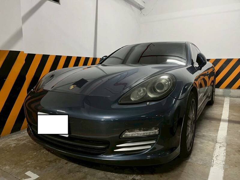 检方搜索查扣洗钱集团跑车。（记者蔡清华翻摄）