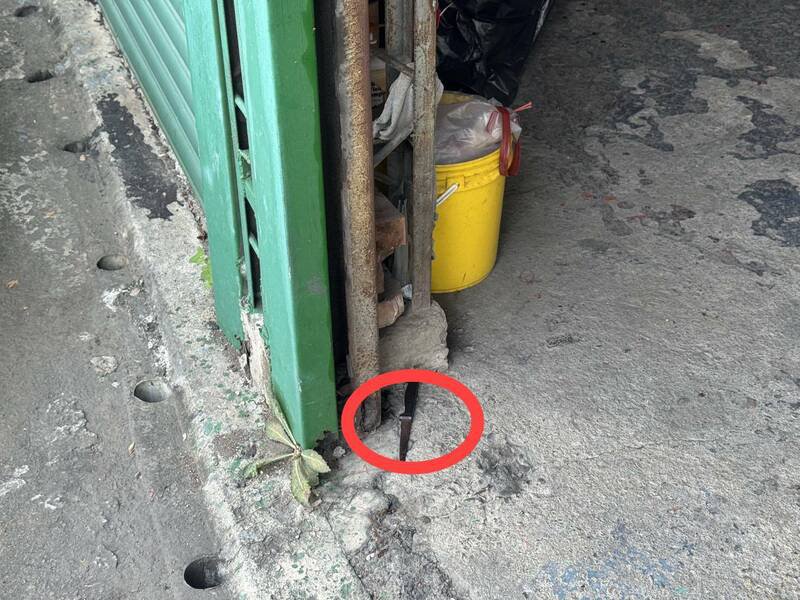 台中林姓男子昨天持刀砍伤2名邻居送办，行凶水果刀还留在现场，没想到2年前就曾因嫌邻居太吵，同样持水果刀砍人。（记者陈建志翻摄）