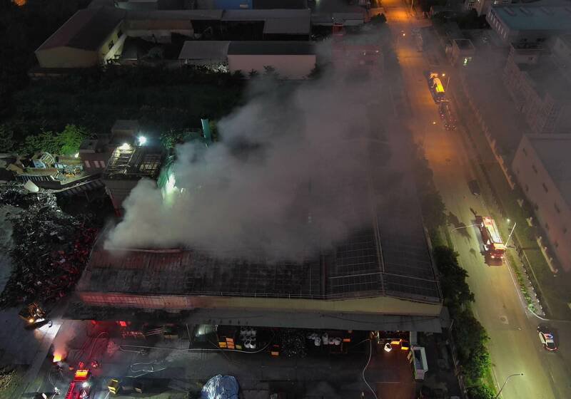 伸港工厂大火浓烟窜天，消防局空拍景象骇人。（图由消防局提供）