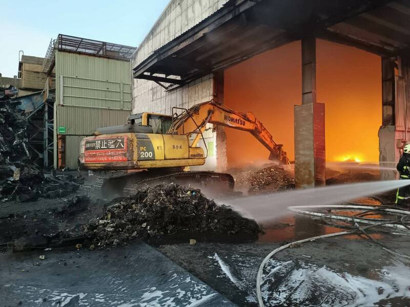 伸港工厂大火，一度出动怪手铲开闷烧物。（图由消防局提供）