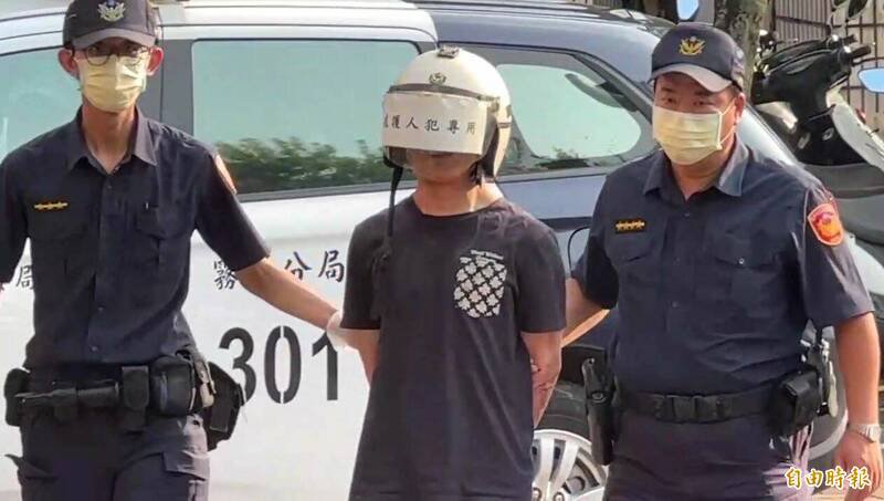 台中市林姓男子（中）昨天砍伤两人，检察官因认为有逃亡，以及反复实行伤害、杀人犯罪之虞，向法院声请羁押获准。（记者陈建志摄）