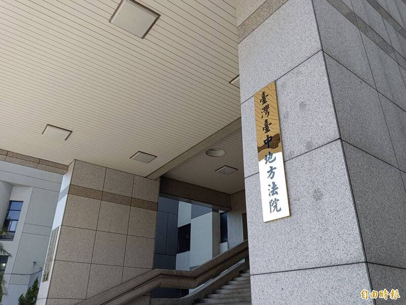 两名曾姓男子，今年6月在国道1号台中路段飙速竞驶达207公里，台中地院法官依妨害公众往来安全罪，分别判处6月和5月徒刑。（记者陈建志摄）