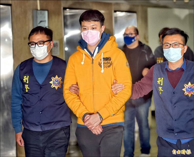 之前侧录不雅片恐吓球星案，色情网站经营者余启豪（中）被判刑。（资料照）