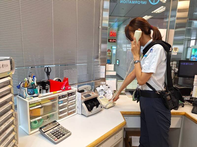 值班站长通报相关车站，跨站协寻遗失物。（中捷公司提供）