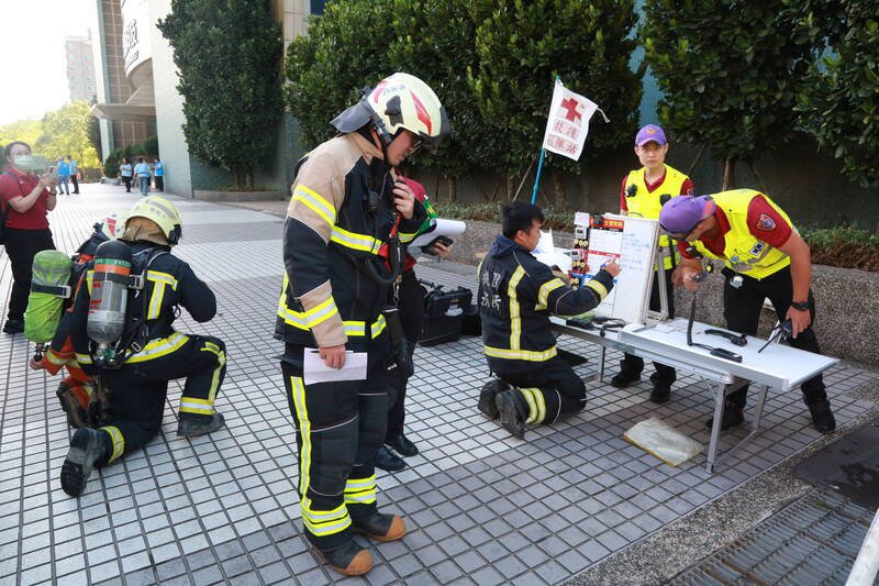 消防队员以无脚本方式，进行兵棋推演暨组合救灾演练。（桃园市政府提供）