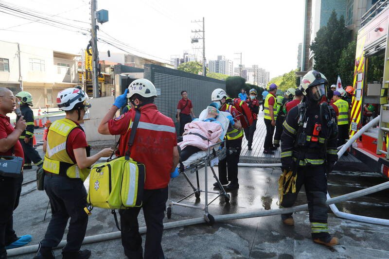 消防队员以无脚本方式，进行兵棋推演暨组合救灾演练。（桃园市政府提供）