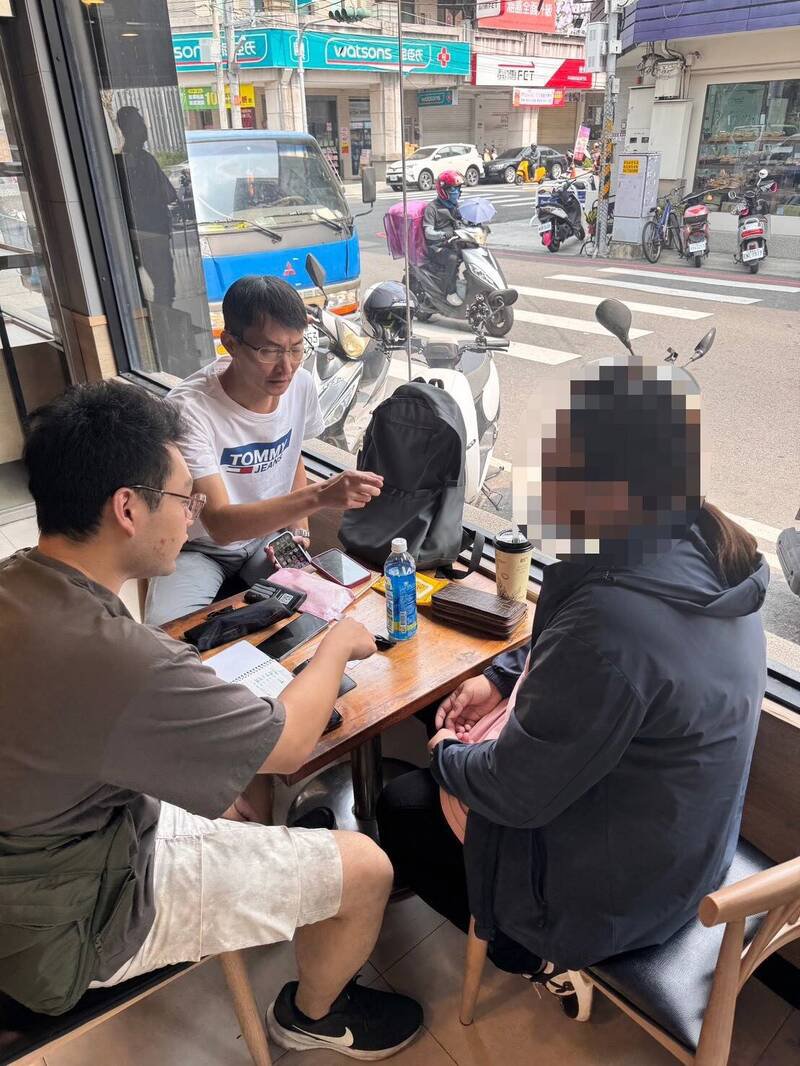 员警见女车手现身，将她逮捕。（警方提供）