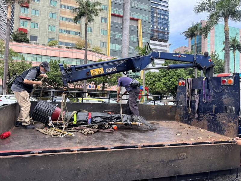 鳄鱼养殖场业者今带河口鳄赴立法院抗议，警方移置保管。（记者刘庆侯翻翻摄）