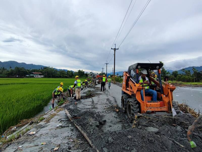 基隆市救灾人员协助花莲光复灾区抢通道路。（基隆市政府提供）