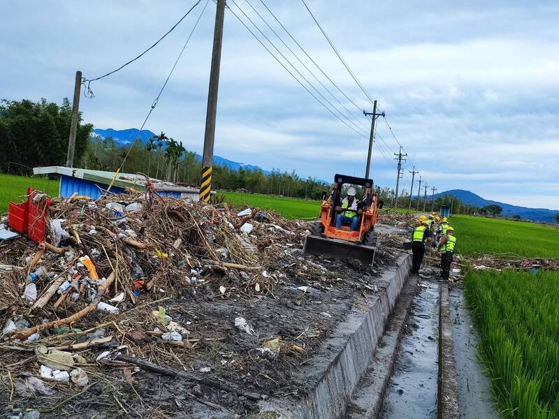 基隆市救灾人员协助花莲光复灾区抢通道路。（基隆市政府提供）