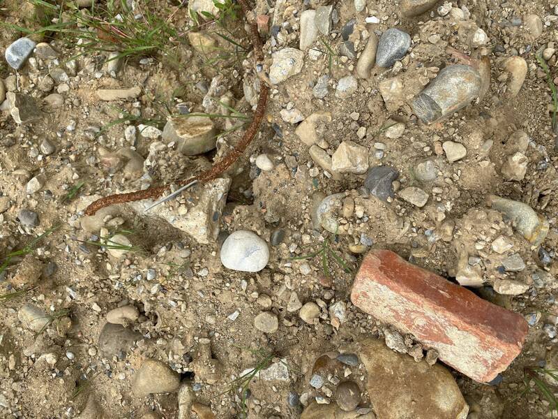 该集团由徐嫌寻觅适合回填的隐密场址后，以堆置工程材料、免费施作水土保持工程等名目，取得地主同意使用或租用土地；再向营建工地、砂石场等来源收受营建废土、废弃物或废水处理设施所产生之污泥。（图由环管署提供）