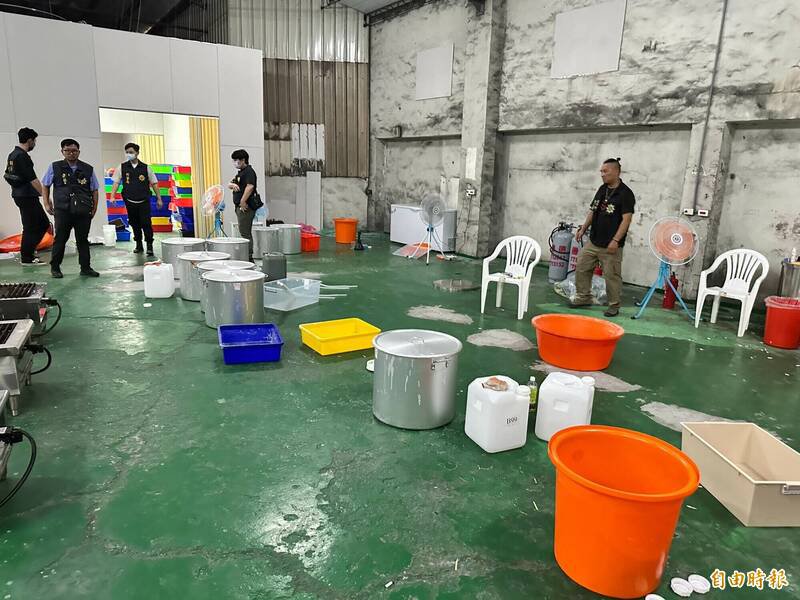 刑事局中打结合台中、彰化警方，破获藏身在铁皮工厂的恺他命制毒工厂，查获相关制毒工具。（记者陈建志翻摄）