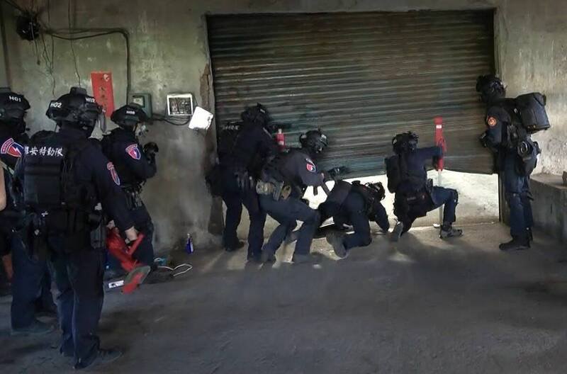 刑事局中打查缉毒品，出动维安特勤队破坏铁门，直捣彰化线西乡的制毒工厂。（记者陈建志翻摄）
