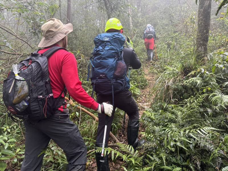 阿玉山登顶过程林相复杂，消防人员组队入山协寻失联者。（宜兰县消防局提供）
