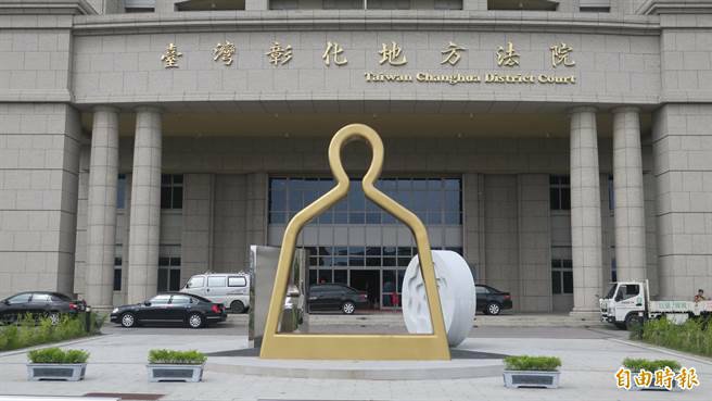 公务员胸部刺青，上司说「妳胸部（刺青）好看，是否要穿比基尼来上班？」结果上司被记1 小过，法院认裁决适当。（资料照，记者颜宏骏摄）