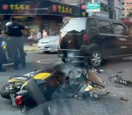 微型电动二轮车与轿车发生严重车祸，15岁少年重伤到院前OHCA。（林昱孜提供）