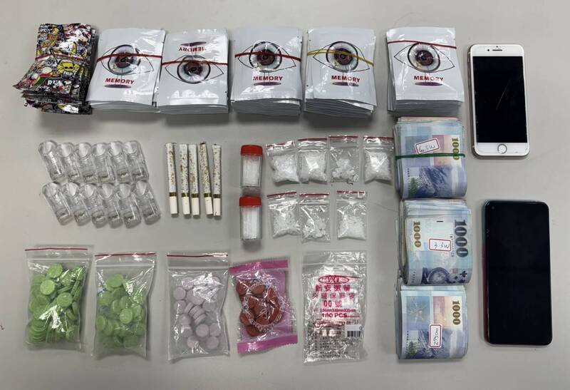 台中市警方破获以「全联」、「McDonald」当群组暱称的贩毒集团，起出依托咪酯烟弹、恺他命等毒品和现金。（记者陈建志翻摄）