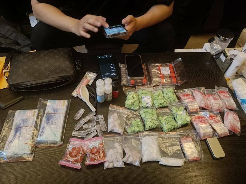 台中市警方破获以「全联」、「McDonald」当群组暱称的贩毒集团，起出依托咪酯烟弹、恺他命等毒品和现金。（记者陈建志翻摄）