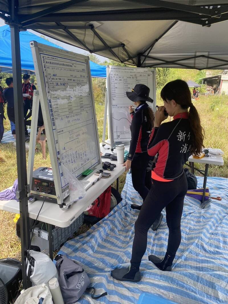 新竹县政府消防局办理潜水密集训练，期让学员了解水域相关潜水技能。（新竹县消防局提供）