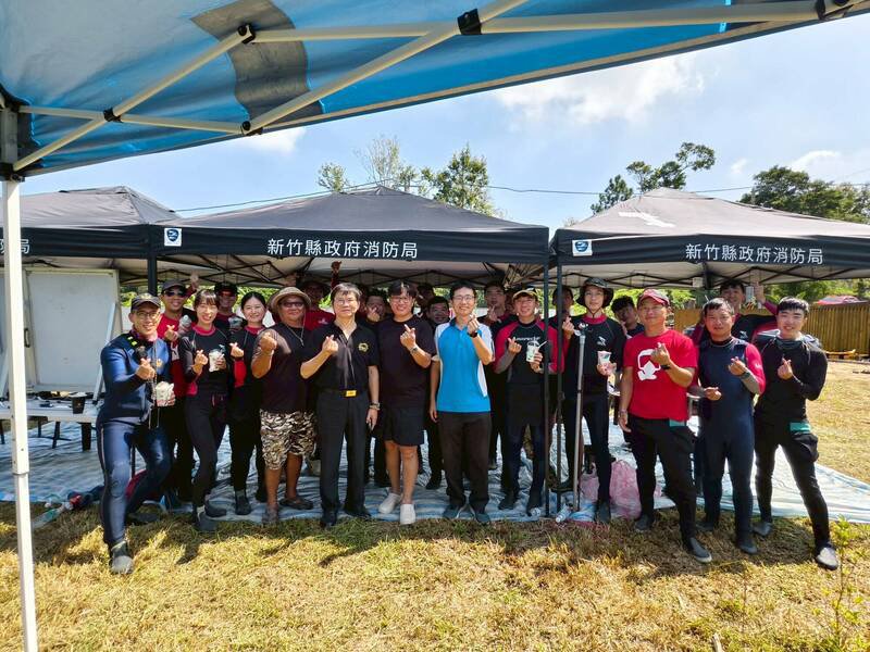 新竹县政府消防局办理潜水密集训练，18名学员取得结训证书。（新竹县消防局提供）