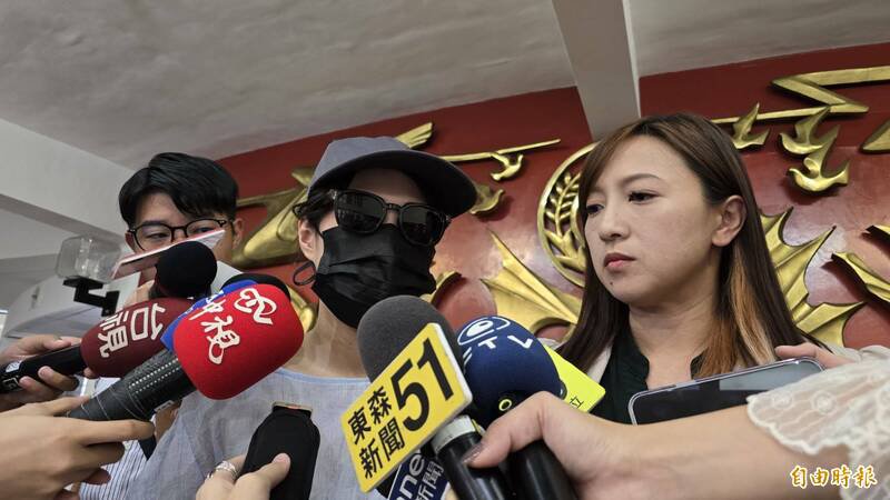 新北市新庄区传有私立幼儿园疑似不当对待幼儿案例，市议员陈乃瑜今（17）日陪同当事幼生母亲举行记者会提出指控。（记者黄子旸摄）