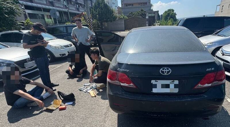 南投警分局破获假检警诈财案，当场逮捕马来西亚籍李姓车手及负责收水工作的洪姓男子。（警方提供）