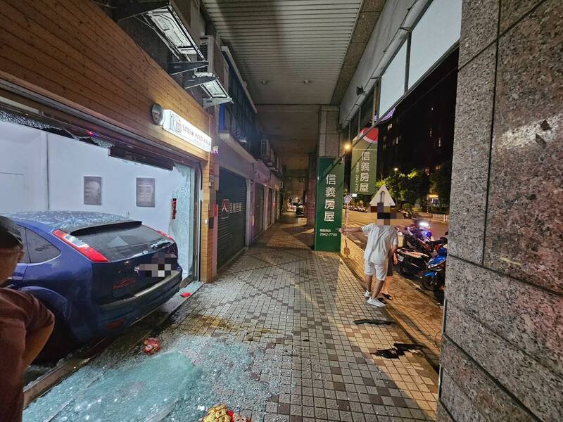 王男试车冲进珠宝店。（记者郑景议翻摄）