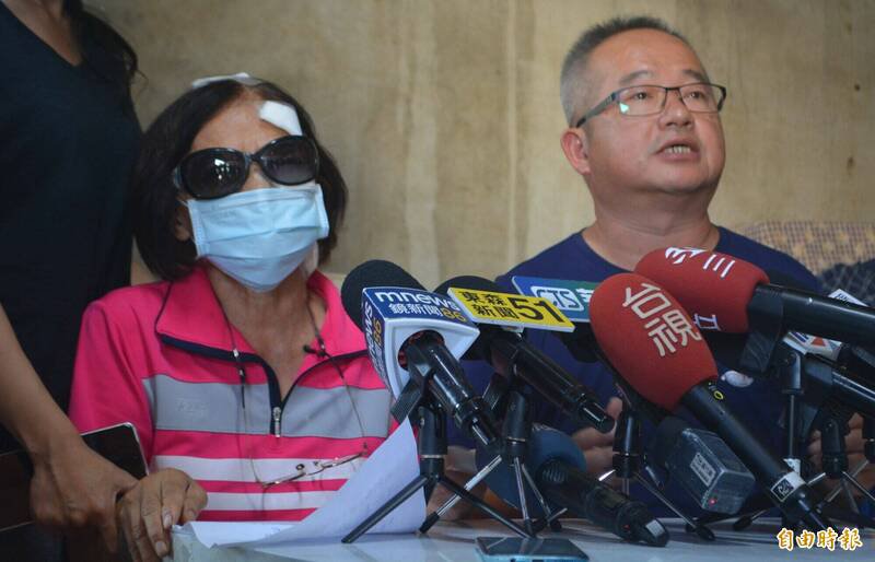 台中雾峰被砍的陈姓妇人（左），今天在六股里长王原祥（右）陪同下出面说明事发经过，澄清当天并没有看电视。（记者陈建志摄）