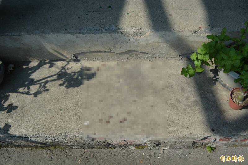 陈姓妇人家门前的阶梯，仍可看到斑斑血迹。（记者陈建志摄）