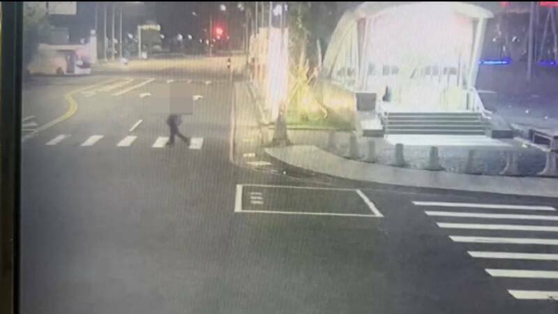 高雄一名女高中生在大东捷运站口被喷不明液体。（读者提供）