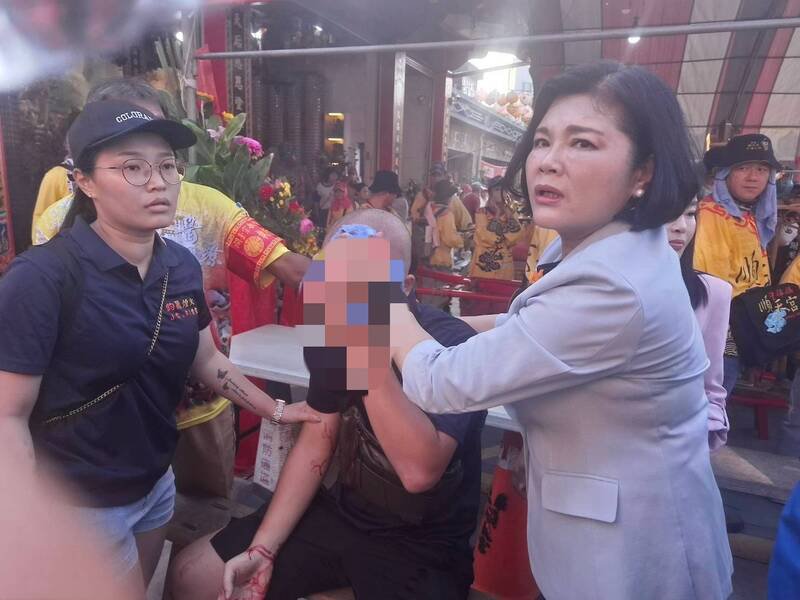 郭男突被起马炮炸头，血流如注，有医护背景的张丽善（右）紧急先用毛巾为他止血。（民众提供）