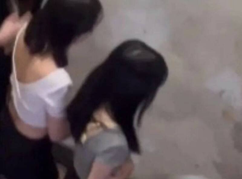 涉嫌人对蹲在墙角的被害人怒骂脚踹。（记者刘庆侯翻摄自Threads）