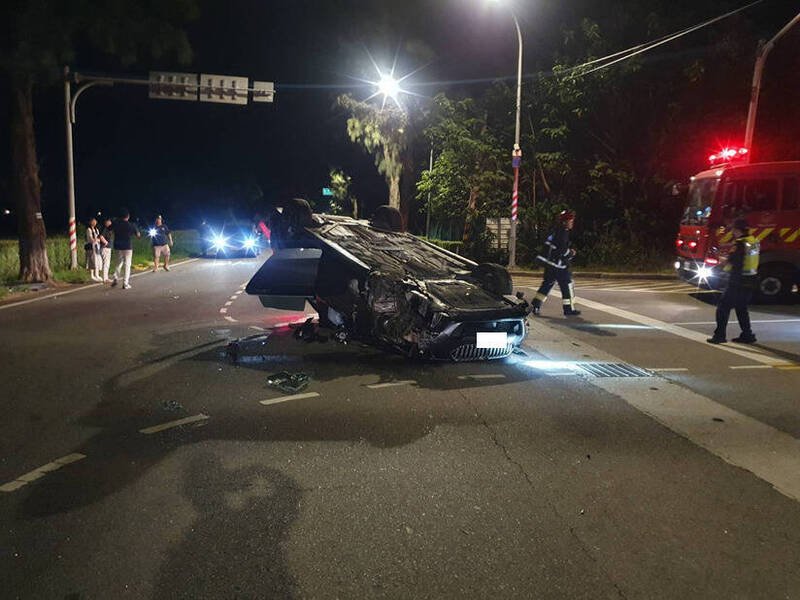 金门环岛北路二段发生死亡车祸，涉肇事的张男车辆翻覆四轮朝天。（金湖分局提供）