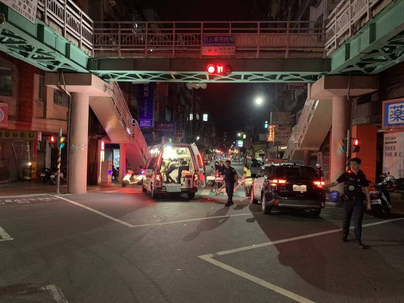 新北市汐止区中兴路、福德一路口，今天清晨5时许发生林姓妇人穿越马路时，遭车辆撞飞10余公尺，消防队员赶抵将她送医急救仍伤重不治。（记者林嘉东翻摄）